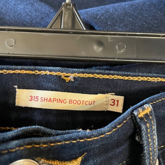 Levis - Picture 5 of 9